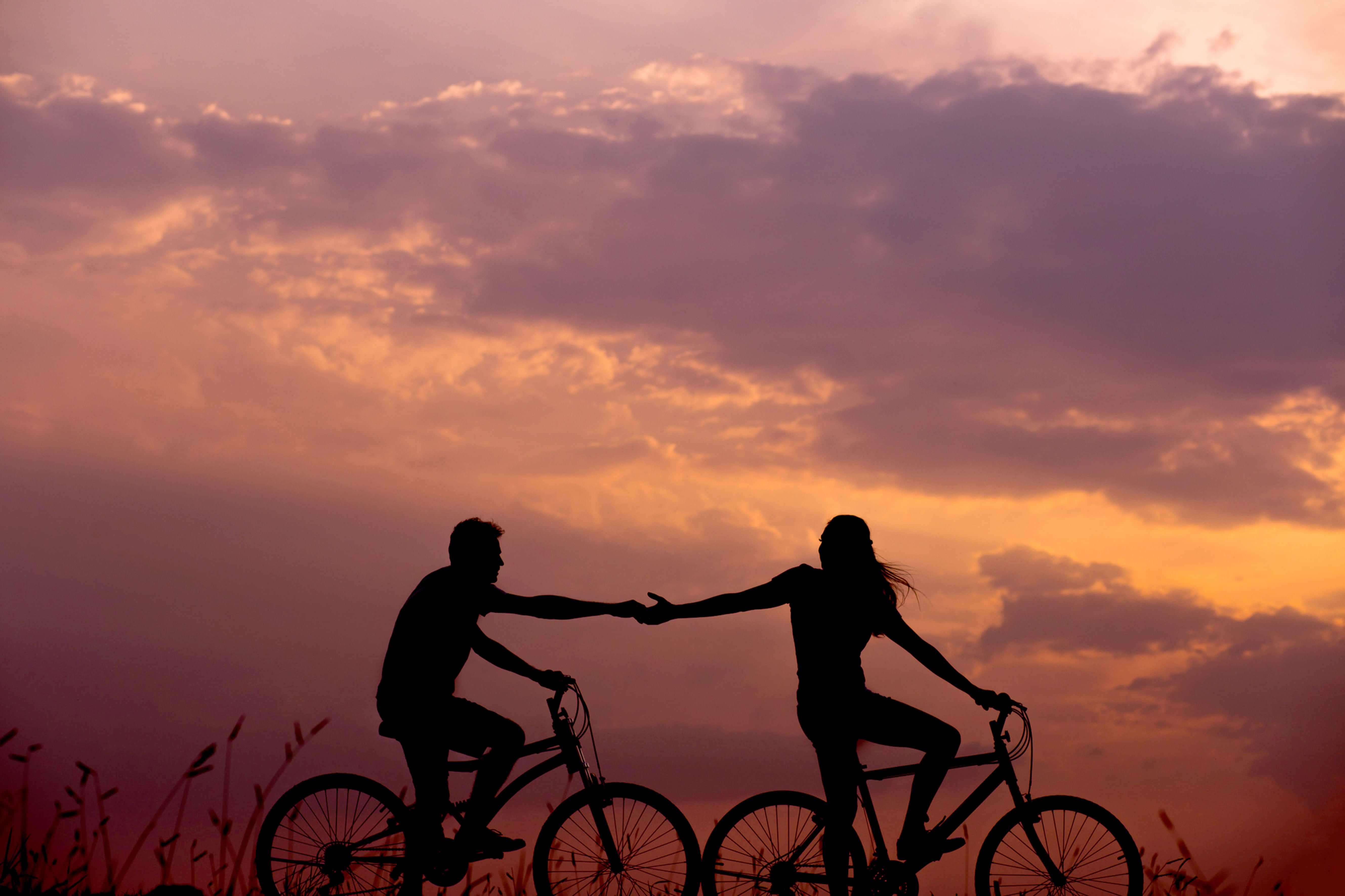 couple on a scenic bike ride